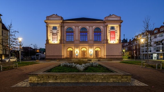 Außenansicht des Landestheaters Eisenach in der blauen Stunde. 