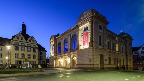 Nacht/Außen/Querformat: Außenansicht vom Landestheater Eisenach mit dem angrenzenden Arbeitsgericht in der blauen Stunde. 