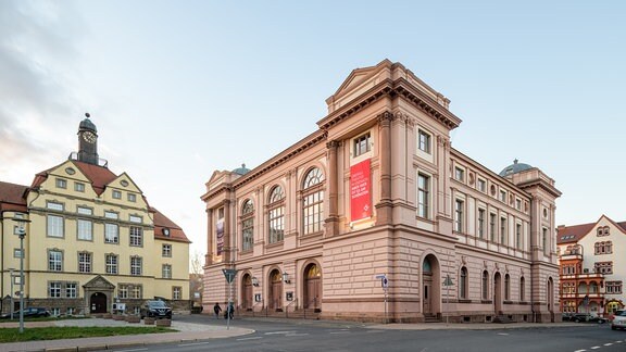 Außen/Tag/Querformat: Außenansicht des Landestheaters Eisenach im Spätherbst mit dem angrenzenden Arbeitsgericht. 