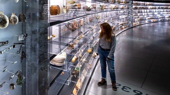 Wie auf einem Zeitstrahl präsentiert eine Wand im Staatlichen Museum für Archäologie Chemnitz (smac) Alltagsgegenstände verschiedener Epochen aus Sachsen.