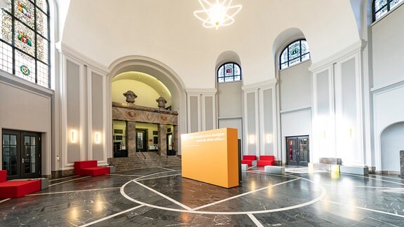 Der Kuppelsaal des Max-Pechstein-Museums, Innenansicht. In der Mitte steht ein Aufsteller mit der Aufschrift: "also vorwärts dem Mutigen steht die Welt offen."