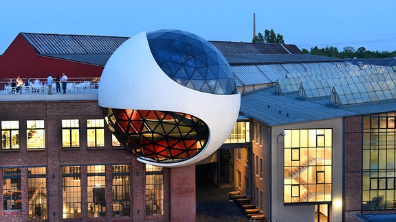 Blauer Abendhimmel erstreckt sich 2022 über der "Niemeyer Sphere".