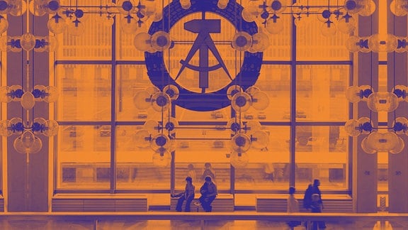 Visual der Ausstellung "Hin und Weg. Der Palast der Republik ist Gegenwart", ein in orange gehaltene Fotografie des Inneren des Palast der Republik