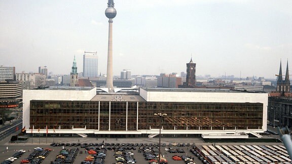 Blick auf den Palast der Republik, dem Parlament der DDR, in dem die Volkskammer tagt, aufgenommen 1986.