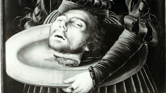 Lucas Cranach d. Ä.: Der obere Teil von der halbfigurigen Salome mit dem Haupt Johannes des Täufers , um 1530