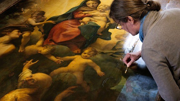 Die Restaurierung der „Madonna des heiligen Sebastian“.