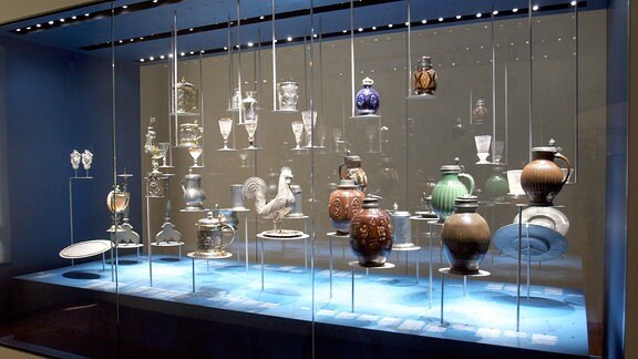 Glasvitrine mit unterschiedlichen Vasen und Figuren - Ausstellungsstücke im Schlesischen Museum in Görlitz