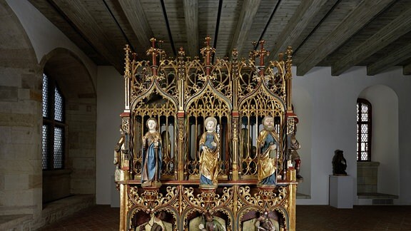 Heiliges Grab, ein goldener Schrein im gotischen Stil mit großen Figuren.