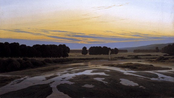 Gemälde einer sumpfigen Landschaft mit mehreren Pfützen, Baumgruppen am Horizont und einem orange leuchtenden Himmel.