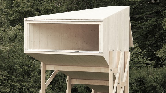 Blick auf die Mikro-Architektur BUTZE Sommertal: eine Holzkonstruktion  