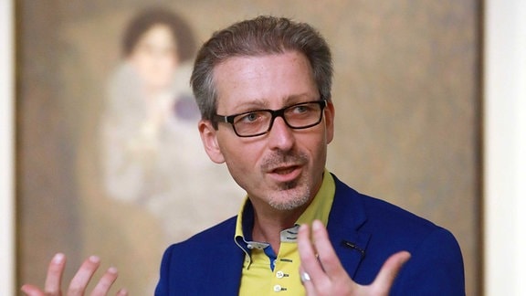 Thomas Bauer-Friedrich, Direktor Kunstmuseum Moritzburg, Halle (Saale): ein Mann in blauem Anzug mit gelbem Hemd