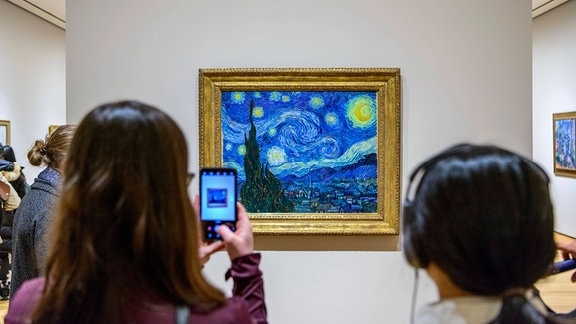 Besucher*innen vor dem Gemälde Sternennacht von Vincent van Gogh