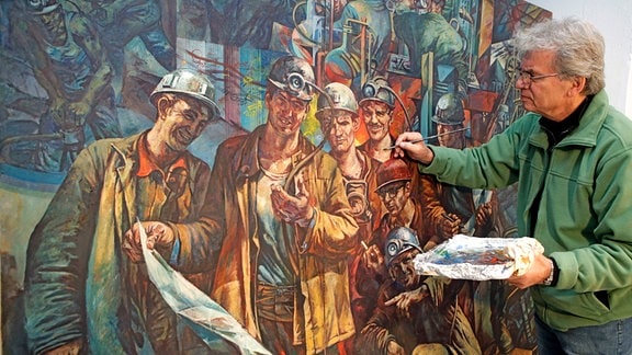 Der Berliner Maler Werner Petzold restauriert das von ihm vor 40 Jahren geschaffene Gemälde «Brigade Rose» im Kunstarchiv der Wismut GmbH in Chemnitz