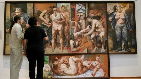 Besucher betrachten am Samstag (2006) in Suhl das Gemälde "Landsauna" des Malers Willi Sitte.