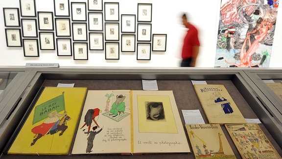 Blick in eine Ausstellung mit Teilen von Walter Benjamins Büchersammlung