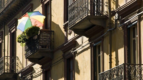 Sonnige Balkons an einem Altbau