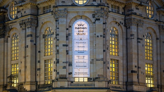 Ein Banner «Wir haben die Wahl - Für Demokratie gegen Rechtspopulismus» hängt mit Blick auf das Wahljahr 2024 an der Fassade der Frauenkirche.