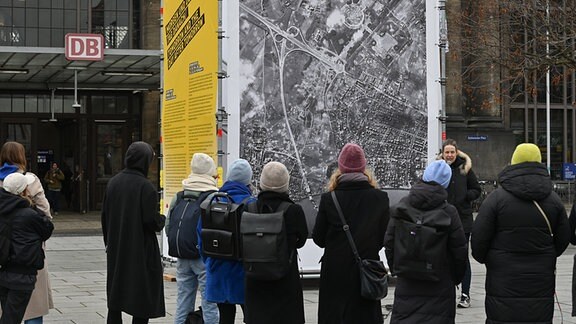 Gerhard Richters Arbeit "14. Feb. 1945", zu sehen als Banner in der Kunstaktion "Morgen und der Tag danach" am Neustädter Bahnhof in Dresden