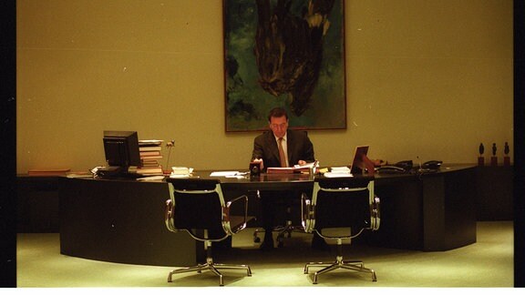 Bundeskanzler Gerhard Schröder Deutschland/SPD am Schreibtisch vor dem Gemälde Abstürzender Adler von Georg Baselitz in seinem Büro im Bundeskanzleramt in Berlin
