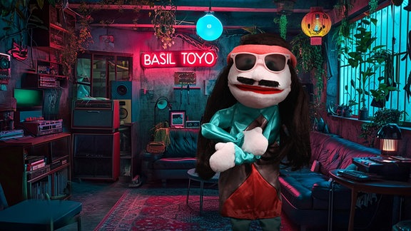 Basil Toyo als Handpuppe im Muppet-Style