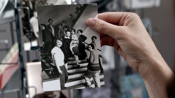 "Bauhausfrauen" auf einer Treppe - Fotografie von T. Lux Feininger