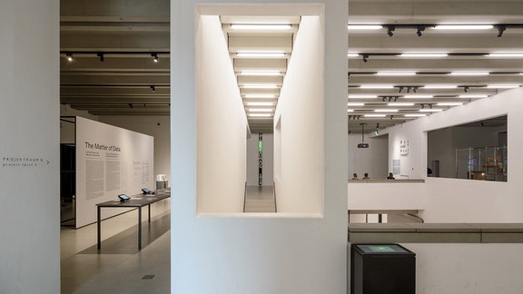Blick in das Bauhaus-Museum Weimar: Die Architektur ist geometrisch geordnet, mit klarer Linienführung.