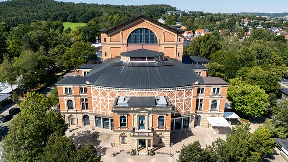 Das Bayreuther Festspielhaus auf dem grünen Hügel in einer Luftaufnahme mit einer Drohne.