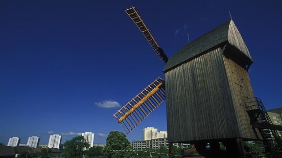 Windmühle auf dem Hügel des dörflichen Alt-Marzahns.