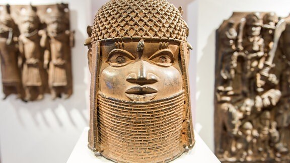 Drei Raubkunst-Bronzen aus dem Land Benin in Westafrika sind 2018 in einer Vitrine ausgestellt. 