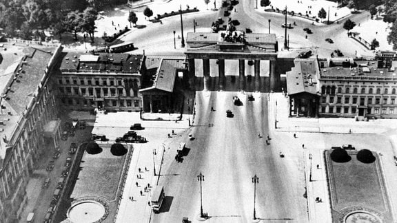 Das Brandenburger Tor, Berlin, Deutschland, um 1943.
