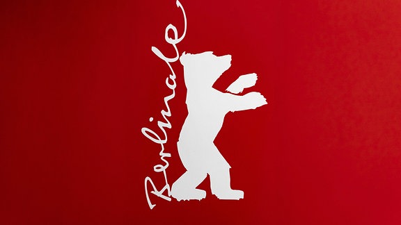 Das weiße Logo der Berlinale auf rotem Hintergrund.  