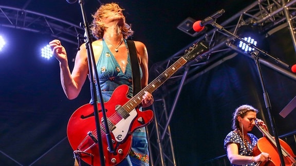 Bernadette La Hengst mit Gitarre auf einer Bühne