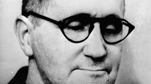 Schwarz-Weiß-Portrait von Bertolt Brecht