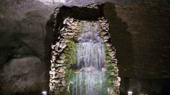 Wasserfall mit zwei Zwischenetagen im Besucherbergwerk Marienglashöhle - bei Friedrichroda