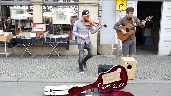 Zwei Straßenmusiker mit GEige und Gitarre