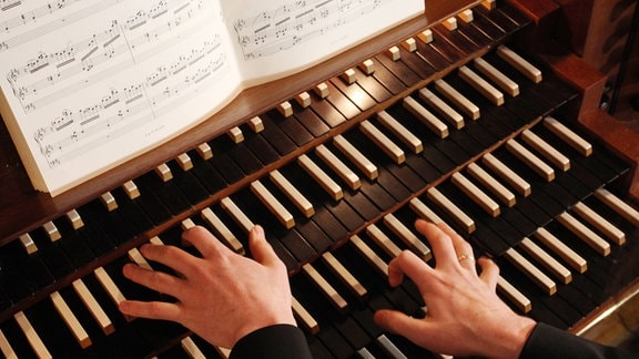 Eine Orgel wird gespielt