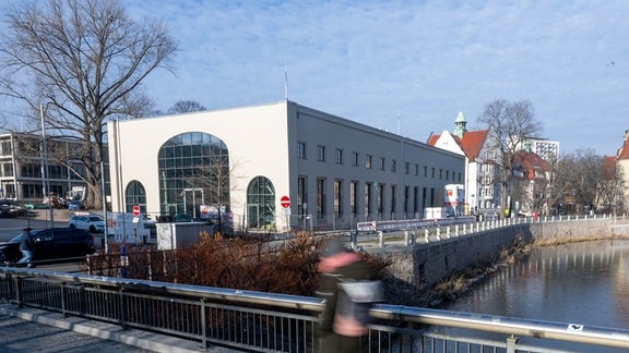 Blick auf die historische Fabrikhalle (l) der einstigen Hartmann-Werke in Chemnitz. 