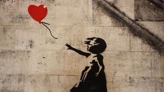 Ein Banksy Graffiti zeigt ein Mädchen mit einem Herzballon