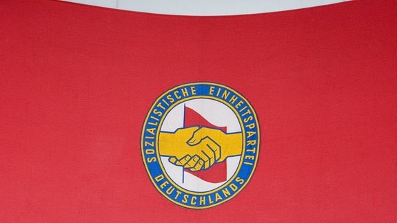 Eine rote Fahne mit dem Logo der SED