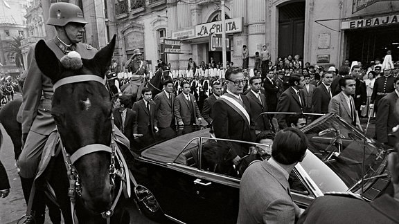 Augusto Pinochet und Salvador Allende, Santiago de Chile 1970. Der Sozialist, der gerade seinen Wahlsieg feiert, neben seinem späteren Mörder.
