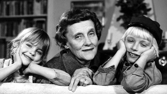 Die schwedische Kinderbuchautorin Astrid Lindgren posiert am 14.11.1972 in ihrer Stockholmer Wohnung mit den beiden Hauptdarstellern ihrer Buch-Verfilmung "Michel bringt die Welt in Ordnung", Lena Wisborg (l) und Jan Ohlsson. 