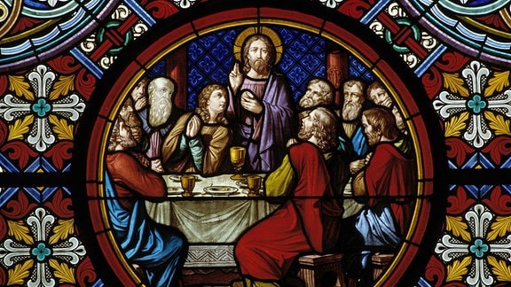 Glasmalerei mit Darstellung aus dem Leben Christi im Basler Münster - Das letzte Abendmahl - Jesus und seine Jünger