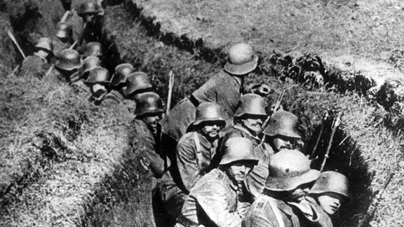 Erster Weltkrieg - Deutsche Soldaten im Schützengraben