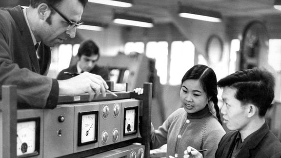 Ingenieur Heinz Helass (li., GER) sowie Giang van Quay (re.) und Nguyen Thi Xuan (beide aus Vietnam) während eines Gespräches im Rahmen des Studiums an der Ingenieurschule für Holztechnik 1972 in Dresden.