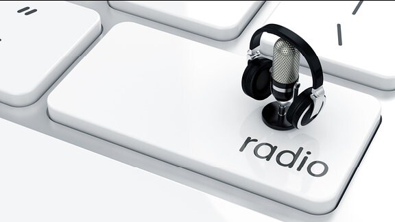 Eine Tastatur, auf einer Taste steht "Radio".