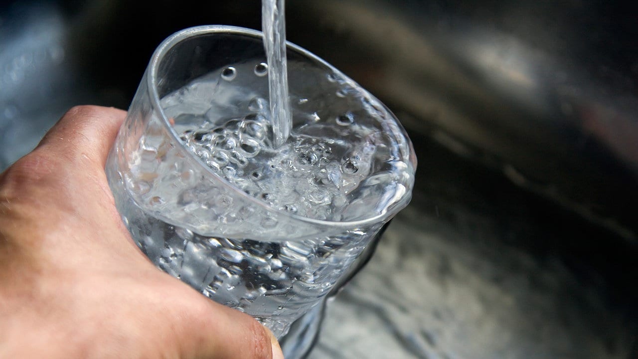 Können wir Leitungswasser bedenkenlos trinken?