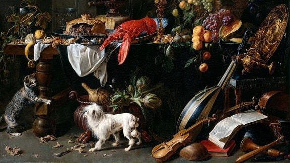 Ein Gemälde eines Tisches voller edler Lebensmittel und einem weißen Hasen im Vordergrund.