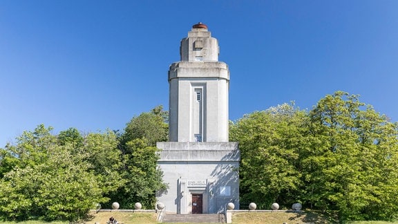 Aussichtsturm Bismarckturm im Ortsteil Lützschena-Stahmeln, Leipzig: ein weißes Gebäude vor blauem Himmel