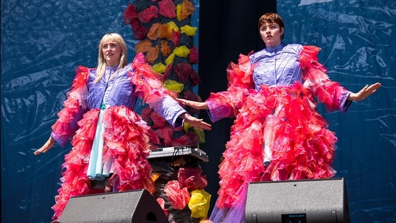 Nina Kummer (Gesang, Gitarre, l) und ihre Schwester Lotta Kummer (Gesang, Schlagzeug) von der deutschen Indie-Pop-Band Blond treten während des Open-Air-Festivals Rock im Park auf der Utopia Stage auf.
