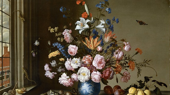 Ein naturalistisches Gemälde eines Blumenstraußes in einer Vase.